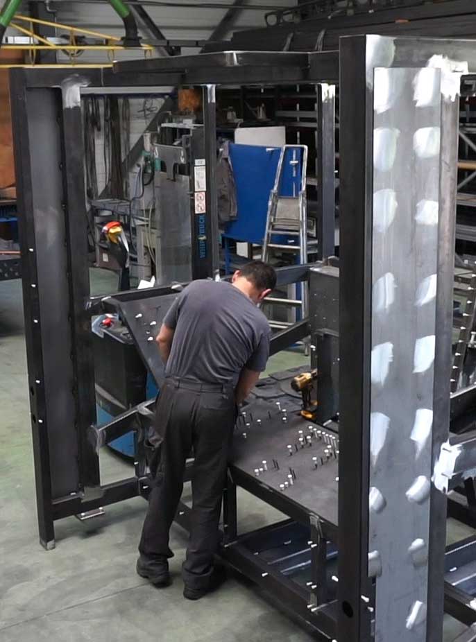 Unsere 1 100 m² große Werkstatt für Metall- und Blechverarbeitung/Maschinenschweißen ergänzt sich gut mit unserer Bearbeitungswerkstatt.