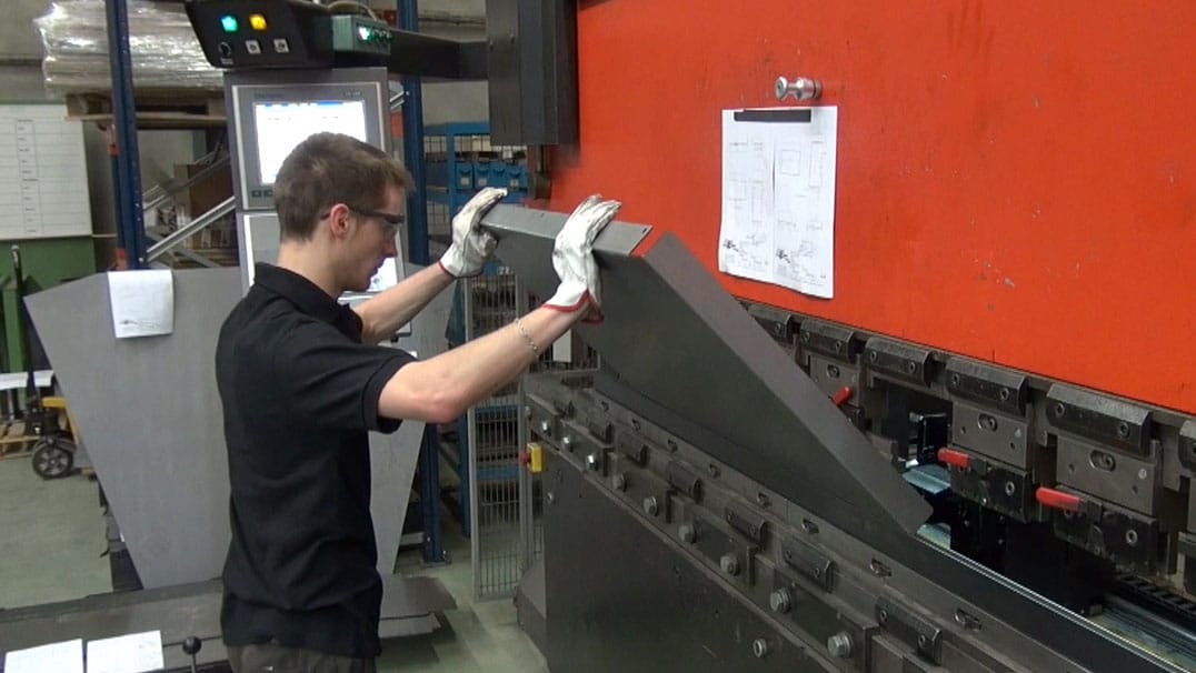 DMA, Hersteller von Industriemaschinen, ist mit einer AMADA-Falzmaschine ausgestattet.